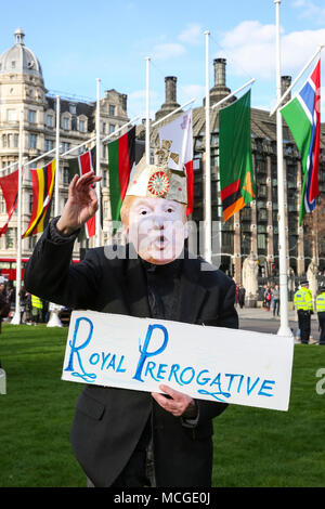 Westminster, London, Großbritannien. 16. April 2018. Menschen Rally bei einem Protest durch die Stoppt den Krieg Koalition gegen Luftangriffe in Syrien organisiert. "Der Ansturm in den Krieg: Keine Bombe Syrien" durch mehrere hundert Menschen in Parliament Square besucht, mit Gastredner einschließlich Bruce Kent, CND-Vizepräsident und Musiker Brian Eno. Credit: Imageplotter Nachrichten und Sport/Alamy leben Nachrichten Stockfoto