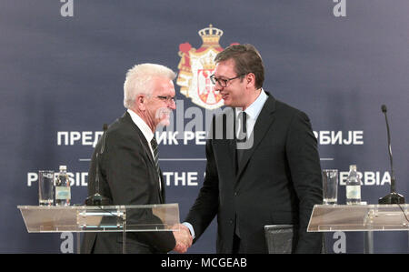 16 April 2018, Serbien, Belgrad: Winfried Kretschmann (Bündnis 90/Die Grünen, L), Ministerpraesident von Baden-Wuerttemberg und Aleksandar Vucic, Präsident von Serbien, eine Pressekonferenz. Kretschmann wird Serbien, Kroatien und Bosnien und Herzegowina bis zum 20. April. Der Zweck der Begehung zu Krawatten, weitere Kooperationen stärken und sprechen Sie mit Nicht-EU-Ländern über ihre Mitgliedschaft Perspektiven. Foto: Dragan Stankovic/dpa Stockfoto