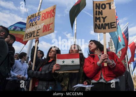 London, Großbritannien. 16. April 2018. Anti-kriegs-Demonstration gegen eine militärische Intervention in Syrien, in Parliament Square London von Stoppt den Krieg Koalition organisiert. Credit: Claire Doherty/Alamy leben Nachrichten Stockfoto