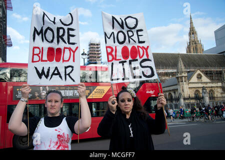 London, Großbritannien. 16. April 2018. Protest in Parliament Square, Westminster, London gegen die Bombardierung von Syrien durch Stoppt den Krieg als Premierminister Theresa genannt verteidigte ihre Entscheidung, die Vereinigten Staaten und Frankreich ohne Erinnerung an das Parlament zu verbinden. Zwei Frauen halten Transparente mit der Aufschrift "Keine weiteren blutigen Krieg' und 'Nicht mehr boody Lügen'.. Credit: Jenny Matthews/Alamy leben Nachrichten Stockfoto