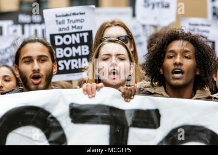 Bristol, UK. 16. April 2018. Die Demonstranten, die 'Don't bomb Syrien" Plakaten abgebildet sind, da Sie durch Bristol bei einem Stop Bombardierung Syrien Protestmarsch. Die Rallye und März wurde von der Bristol Stoppt den Krieg Koalition gegen die britischen Regierungen Luftangriffe in Syrien zu Protest organisiert. Credit: lynchpics/Alamy leben Nachrichten Stockfoto