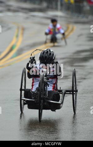 Newton, MA, USA April 16, 2018 Rollstuhl Racers mutig die Elemente und Heartbreak Hill auf dem Weg der Boston Marathon Credit: James Kirkikis/Alamy Leben Nachrichten abzuschließen Stockfoto