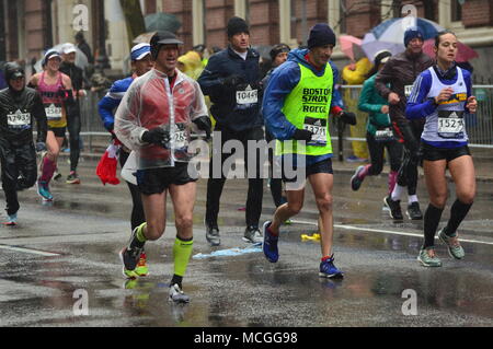 Boston, MA, USA April 16, 2018 Marathoin Läufer trotzen der Kälte, Wind und Regen wie Sie nähern sich der 26 Mile Marker in der Boston Marathon Credit: James Kirkikis/Alamy leben Nachrichten Stockfoto