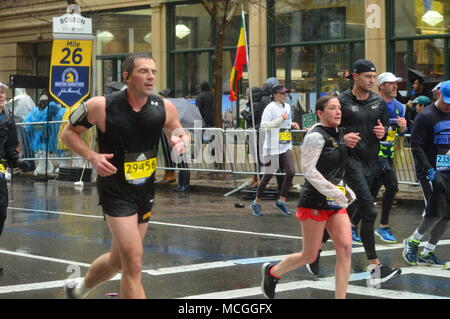 Boston, MA, USA April 16, 2018 Marathoin Läufer trotzen der Kälte, Wind und Regen wie Sie nähern sich der 26 Mile Marker in der Boston Marathon Credit: James Kirkikis/Alamy leben Nachrichten Stockfoto