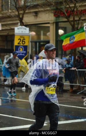 Boston, MA, USA April 16, 2018 Marathoin Läufer trotzen der Kälte, Wind und Regen wie Sie nähern sich der 26 Mile Marker in der Boston Marathon Credit: James Kirkikis/Alamy leben Nachrichten Stockfoto