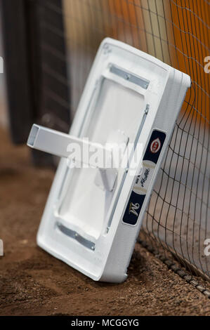 Milwaukee, WI, USA. 16 Apr, 2018. Die zweite Basis sitzt außerhalb der Reds dugout vor Beginn der Major League Baseball Spiel zwischen den Milwaukee Brewers und die Cincinnati Reds am Miller Park in Milwaukee, WI. John Fisher/CSM/Alamy leben Nachrichten Stockfoto