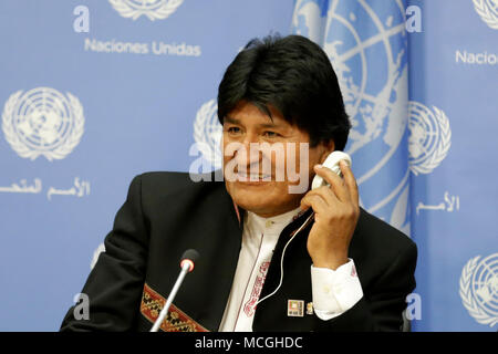 Vereinten Nationen, der Hauptsitz der Vereinten Nationen in New York. 16 Apr, 2018. Bolivianische Präsident Juan Evo Morales Ayma nimmt an einer Pressekonferenz auf die kollektiven Rechte der indigenen Völker, Länder, Territorien und natürliche Ressourcen am Sitz der Vereinten Nationen in New York, 16. April 2018. Credit: Li Muzi/Xinhua/Alamy leben Nachrichten Stockfoto