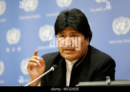 Vereinten Nationen, der Hauptsitz der Vereinten Nationen in New York. 16 Apr, 2018. Bolivianische Präsident Juan Evo Morales Ayma spricht auf einer Pressekonferenz über die kollektiven Rechte indigener Völker, Länder, Territorien und natürliche Ressourcen am Sitz der Vereinten Nationen in New York, 16. April 2018. Credit: Li Muzi/Xinhua/Alamy leben Nachrichten Stockfoto