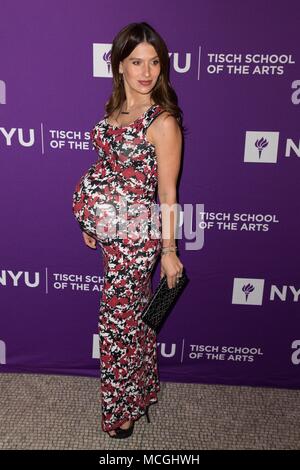 New York, NY, USA. 16 Apr, 2018. Hilaria Baldwin in der Ankunftshalle für NYU Tisch Schule der Künste 2018 Gala, Capitale, New York, NY 16. April 2018. Credit: Jason Smith/Everett Collection/Alamy leben Nachrichten Stockfoto