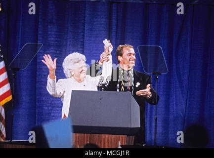 April 16, 2018 - (Foto) - ehemalige First Lady Barbara Bush war in ausfallender Gesundheit berichtet und hat beschlossen, keine weiteren medizinischen Behandlung suchen, eine Familie der Sprecher sagt. Im Bild: Feb. 16, 1992 - Derry, New Hampshire, Vereinigte Staaten von Amerika - Schauspieler Arnold Schwarzenegger und First Lady Barbara Bush sprechen bei einer Kundgebung für die Bush/Quayle '92 Ticket an der Pinkerton Akademie in Derry, New Hampshire am 16. Februar 1992 Vor dem 1992 New Hampshire Primary. Credit: Ron Sachs/CNP/ZUMAPRESS.com/Alamy leben Nachrichten Stockfoto