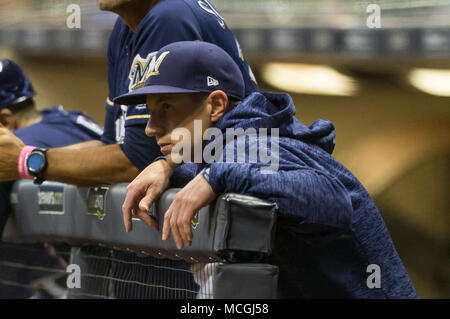 Milwaukee, WI, USA. 16 Apr, 2018. Milwaukee Brewers manager Craig Counsell #30 Blick auf während der Major League Baseball Spiel zwischen den Milwaukee Brewers und die Cincinnati Reds am Miller Park in Milwaukee, WI. John Fisher/CSM/Alamy leben Nachrichten Stockfoto