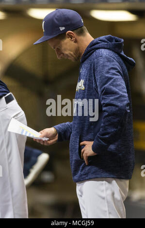 Milwaukee, WI, USA. 16 Apr, 2018. Milwaukee Brewers manager Craig Counsell #30 Während der Major League Baseball Spiel zwischen den Milwaukee Brewers und die Cincinnati Reds am Miller Park in Milwaukee, WI. John Fisher/CSM/Alamy leben Nachrichten Stockfoto