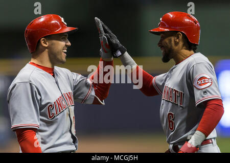 Cincinnati Reds (R) Adam Duvall, Billy und Tyler Hamilton Holt kommen ...