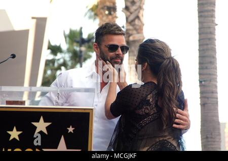 Los Angeles, CA, USA. 16 Apr, 2018. Ricky Martin, Eva Longoria an der Induktion Zeremonie für Stern auf dem Hollywood Walk of Fame für Eva Longoria, Hollywood Boulevard, Los Angeles, CA April 16, 2018. Quelle: Michael Germana/Everett Collection/Alamy leben Nachrichten Stockfoto