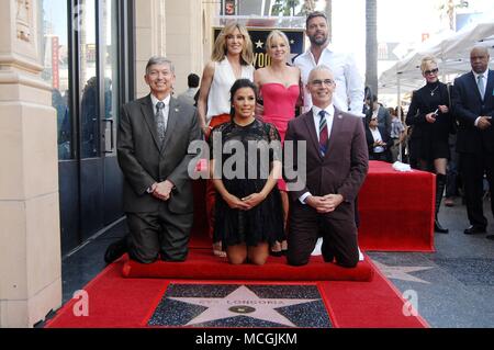 Los Angeles, CA, USA. 16 Apr, 2018. Leron Gubler, Felicity Huffman, Eva Longoria, Anna Faris, Mitch O'Farrell, Ricky Martin auf der Induktion Zeremonie für Stern auf dem Hollywood Walk of Fame für Eva Longoria, Hollywood Boulevard, Los Angeles, CA April 16, 2018. Quelle: Michael Germana/Everett Collection/Alamy leben Nachrichten Stockfoto