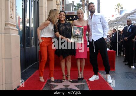 Los Angeles, CA, USA. 16 Apr, 2018. Felicity Huffman, Eva Longoria, Anna Faris, Ricky Martin auf der Induktion Zeremonie für Stern auf dem Hollywood Walk of Fame für Eva Longoria, Hollywood Boulevard, Los Angeles, CA April 16, 2018. Quelle: Michael Germana/Everett Collection/Alamy leben Nachrichten Stockfoto