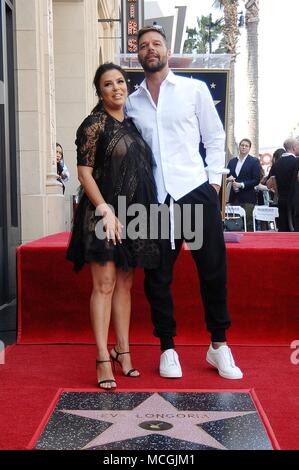 Los Angeles, CA, USA. 16 Apr, 2018. Eva Longoria, Ricky Martin auf der Induktion Zeremonie für Stern auf dem Hollywood Walk of Fame für Eva Longoria, Hollywood Boulevard, Los Angeles, CA April 16, 2018. Quelle: Michael Germana/Everett Collection/Alamy leben Nachrichten Stockfoto