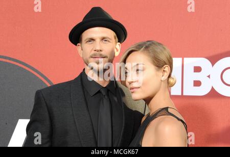 Gustaf Skarsgard, Hanna Alström in der Ankunftshalle für HBO WESTWORLD zweite Staffel Premiere, Cinerama Dome, Los Angeles, CA April 16, 2018. Foto von: Dee Cercone/Everett Collection Stockfoto