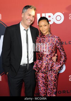 Los Angeles, CA, USA. 16 Apr, 2018. Thandie Newton, Ol Parker in der Ankunftshalle für HBO WESTWORLD zweite Staffel Premiere, Cinerama Dome, Los Angeles, CA April 16, 2018. Credit: Elizabeth Goodenough/Everett Collection/Alamy leben Nachrichten Stockfoto