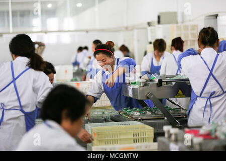 Yangzhou, China Jiangsu Provinz. 16 Apr, 2018. Arbeitnehmer Paket die gesalzene Ente Eier in Gaoyou Stadt Yangzhou, im Osten der chinesischen Provinz Jiangsu, 16. April 2018. Gaoyou ist bekannt für die Produktion von gesalzenen Enteneier bekannt. Credit: Yu Xing/Xinhua/Alamy leben Nachrichten Stockfoto