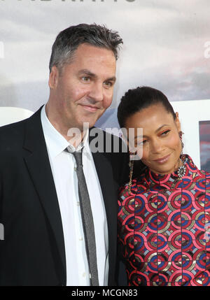 HOLLYWOOD, CA - 16. April: Ol Parker, Thandie Newton, an der Jahreszeit 2 Premiere von HBO Westworld im Cinerama Dome in Hollywood, Kalifornien am 1. April r, 2018. Credit: Faye Sadou/MediaPunch Stockfoto