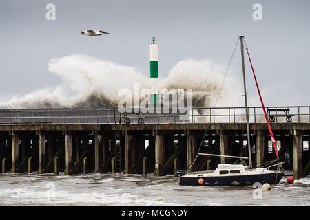 Aberystwyth Wales UK, Dienstag, 17. April 2018 Strong gale force Winde aus dem Süden Westen und eine 5,3 m hohe Flut, Mähdrescher, riesige Wellen zerschlagen das Meer und Hafen in Aberystwyth an der Westküste von Wales heute morgen Foto © Keith Morris/Alamy Leben Nachrichten generieren Stockfoto