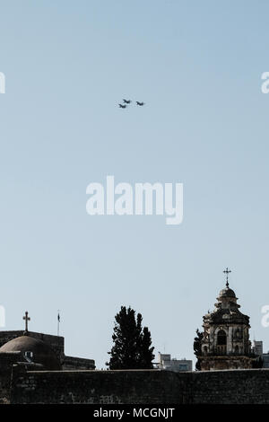 Jerusalem, Israel. 17. April 2018. Die israelische Luftwaffe probt für Tag der Unabhängigkeit Airshow über die Griechisch-orthodoxe Kloster des Heiligen Kreuzes in Jerusalem fliegen. Israel wird seine 70th Tag der Unabhängigkeit 19 April, 2018 feiern. Das Kloster, das im 4. Jahrhundert geweihten unter Konstantin dem Großen, im 11. Jahrhundert gebaut, die traditionell auf der Beerdigung Ort von Adam's Kopf errichtet, ist eine alte Tradition, Kiefer, Tanne und Zypresse Äste durch Viel gepflanzt, auf wundersame Weise in einen Baum wurde (Jesaja 60:13). Credit: Nir Alon/Alamy leben Nachrichten Stockfoto