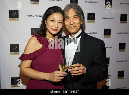 16 April 2018, Hamburg, Deutschland: Der Preisträger Kent Nagano und Frau Mari Kodama Nagano bei der Ankunft im Hotel Louis C. Jacob in Hamburg-Nienstedten für den Champagner Lebensfreude Preisverleihung. Der diesjährige Preisträger ist der Generalmusikdirektor der Hamburgischen Staatsoper sowie das Orchestre Symphonique de Montréal. Foto: Georg Wendt/dpa Stockfoto