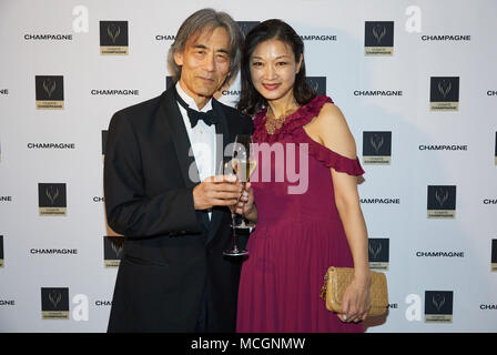 16 April 2018, Hamburg, Deutschland: Der Preisträger Kent Nagano und Frau Mari Kodama Nagano bei der Ankunft im Hotel Louis C. Jacob in Hamburg-Nienstedten für den Champagner Lebensfreude Preisverleihung. Der diesjährige Preisträger ist der Generalmusikdirektor der Hamburgischen Staatsoper sowie das Orchestre Symphonique de Montréal. Foto: Georg Wendt/dpa Stockfoto