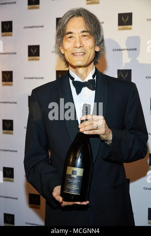 16 April 2018, Hamburg, Deutschland: Der Preisträger Kent Nagano Holding eine Flasche Champagner im Hotel Louis C. Jacob in Hamburg-Nienstedten während der Champagner Lebensfreude Preisverleihung. Der diesjährige Preisträger ist der Generalmusikdirektor der Hamburgischen Staatsoper sowie das Orchestre Symphonique de Montréal. Foto: Georg Wendt/dpa Stockfoto