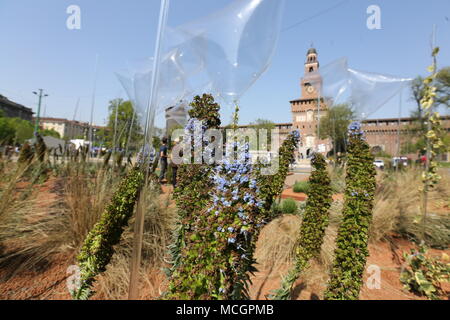 Florale Installation an der Fuorisalone in Piazza Castello (Massimo Alberico, Mailand - 2018-04-17) ps das Foto verwendet werden können, wobei der Kontext, in dem es aufgenommen wurde, und ohne die diffamierende Absicht der Dekoration der Menschen vertreten Stockfoto