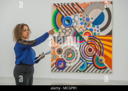 London, Großbritannien. 17. April 2018. 'Rio Azul" von Beatriz Milhazes (dargestellt mit Goa, 2017) im White Cube Bermondsey. Ihre erste Solo Show in London seit fast einem Jahrzehnt bietet neue Malerei, Installation, Skulptur, Collage und Live Performance, sowie Ihr erstes Tapisserie. Credit: Guy Bell/Alamy leben Nachrichten Stockfoto