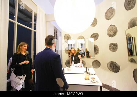 Mailand, Italien. 17. April 2018. Einweihung des Salone del Mobile EDITION IN 2018 DIE MESSE IN RHO PERO (Alberto Cattaneo, Mailand - 2018-04-17) ps das Foto verwendet werden können, wobei der Kontext, in dem es aufgenommen wurde, und ohne die diffamierende Absicht der Dekoration der Menschen vertreten Credit: Unabhängige Fotoagentur Srl/Alamy leben Nachrichten Stockfoto