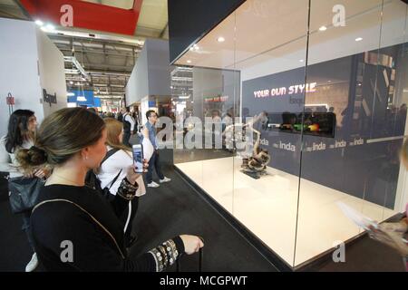 Mailand, Italien. 17. April 2018. Einweihung des Salone del Mobile EDITION IN 2018 DIE MESSE IN RHO PERO (Alberto Cattaneo, Mailand - 2018-04-17) ps das Foto verwendet werden können, wobei der Kontext, in dem es aufgenommen wurde, und ohne die diffamierende Absicht der Dekoration der Menschen vertreten Credit: Unabhängige Fotoagentur Srl/Alamy leben Nachrichten Stockfoto