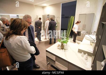 Mailand, Italien. 17. April 2018. Einweihung des Salone del Mobile EDITION IN 2018 DIE MESSE IN RHO PERO (Alberto Cattaneo, Mailand - 2018-04-17) ps das Foto verwendet werden können, wobei der Kontext, in dem es aufgenommen wurde, und ohne die diffamierende Absicht der Dekoration der Menschen vertreten Credit: Unabhängige Fotoagentur Srl/Alamy leben Nachrichten Stockfoto