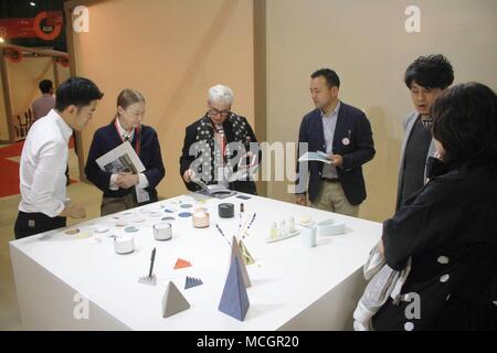Mailand, Italien. 17. April 2018. Einweihung des Salone del Mobile EDITION IN 2018 DIE MESSE IN RHO PERO (Alberto Cattaneo, Mailand - 2018-04-17) ps das Foto verwendet werden können, wobei der Kontext, in dem es aufgenommen wurde, und ohne die diffamierende Absicht der Dekoration der Menschen vertreten Credit: Unabhängige Fotoagentur Srl/Alamy leben Nachrichten Stockfoto