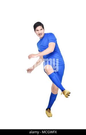 Bild von Asian Football Player Mann mit blauen Jersey in Aktion über Hintergrund isoliert Stockfoto