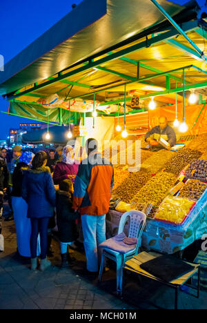 Getrocknete Früchte und Mutter ausgeht, Jamaa el Fna, Marrakech, Marokko, Nordafrika Stockfoto