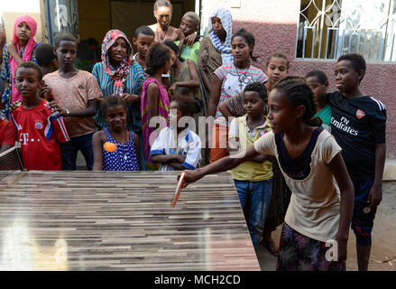 Äthiopien, Dire Dawa, Kinder spielen Tischtennis/AETHIOPIEN, Dire Dawa, Kinder spielen Tischtennis Stockfoto