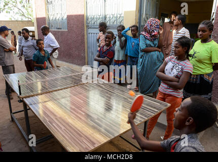 Äthiopien, Dire Dawa, Kinder spielen Tischtennis/AETHIOPIEN, Dire Dawa, Kinder spielen Tischtennis Stockfoto