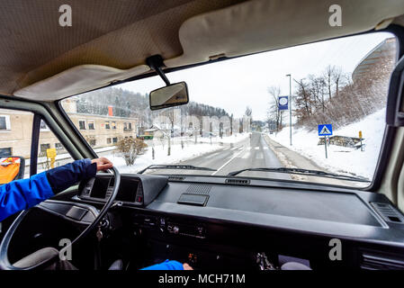 Innenansicht der Mann, der einen Van oder Truck. Lieferung Logistik Cargo Service alte vintage LKW-Fahrer im Winter der Straßenverkehr in Slowenien. Stockfoto