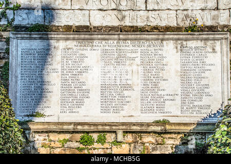 Italien, Friaul V. G., Triest, Colle San Giusto Kriegerdenkmal Grabstein Stockfoto