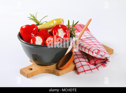 Schüssel mit Käse gefüllte Paprika auf Holz Schneidebrett Stockfoto