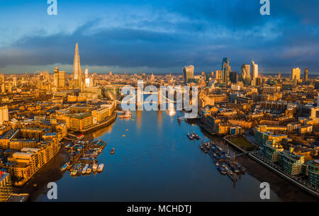 London, England - Panoramablick auf die Antenne auf die Skyline von London einschließlich der berühmten Tower Bridge mit roten Doppeldeckerbus, Wolkenkratzer der Bank District und o Stockfoto