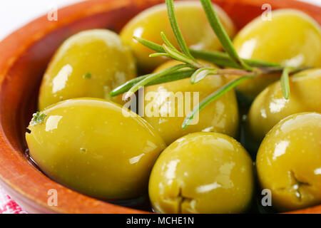 Schüssel grüne Oliven mit Rosmarin - Detail Stockfoto