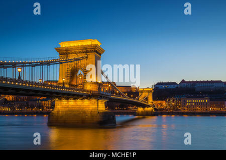 Budapest, Ungarn - beleuchtete Széchenyi Kettenbrücke über die Donau und die Budaer Burg Royal Palace an der blauen Stunde mit klaren blauen Himmel Stockfoto