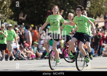 Washington, D.C., USA - April 14, 2018 Kinder, die einräder in die 2018 National Cherry Blossom Parade Stockfoto