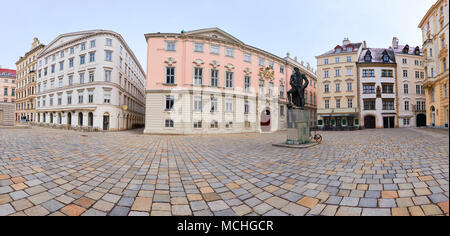 Panoramabild der Jüdischen Square (Deutsch: Judenplatz) mit der Lessing Denkmal in Wien, Österreich. Die rosa Gebäude in der Mitte ist der Böhmischen Ch Stockfoto