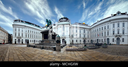 Österreichische Nationalbibliothek in Wien, Statue von Kaiser Joseph II. vor dem Gebäude, Panorama getonten Bild. Stockfoto