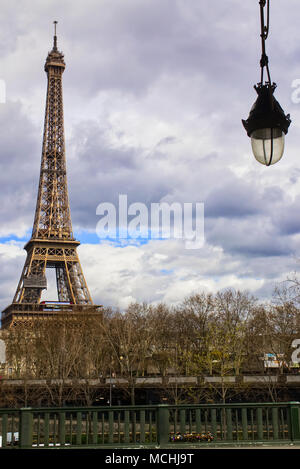 Blick auf den Eiffelturm von der Bir Hakeim Brücke mit einer typischen Lampe im Vordergrund. Stockfoto